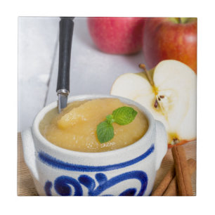 Carreau Applesauce à la cannelle dans un bol en grès