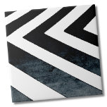 Carreau Aquarelle blanche noire géométrique Abstraite<br><div class="desc">Ce simple motif de couleur bloquée dispose d'un motif de chevron noir surdimensionné et aux bords rugueux. La couleur ressemble à de l'aquarelle, de sorte qu'elle s'évanouit vers un gris foncé d'un côté. Vous pouvez également customiser la couleur arrière - plan sur la plupart des styles ! Abstrait Géométrique Noir...</div>