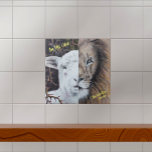 Carreau Aquarelle Lion et agneau personnalisable<br><div class="desc">Ma fille Emily a peint l'aquarelle représentant Jésus comme l'Agneau de Dieu et le Lion de la tribu de Juda. Le tableau original est accroché dans notre maison et nous rappelle notre Sauveur et notre Roi. Puisse ce lion et cette tuile en céramique d'agneau faire de même pour vous et...</div>