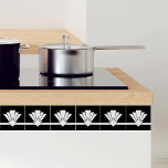 Carreau Art Déco Blanc sur Black Chic Bordure géométrique<br><div class="desc">Style art déco noir et blanc cassé simple élément de ventilateur géométrique chic ornement bordure carrelage décoratif céramique. Design élégant,  parfait pour un intérieur moderne ou art déco vintage.</div>