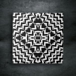 Carreau Art Op géométrique moderne Motif noir et blanc<br><div class="desc">Ce carrelage en céramique présente un design géométrique captivant, à la fois moderne et intemporel. Son design est caractérisé par un motif noir et blanc complexe. Au centre du carrelage se trouve une figure étoilée, entourée de plusieurs couches de formes géométriques, dont des diamants, des triangles et des carrés. Le...</div>