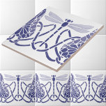 Carreau Arts Et Artisanat Bleu & Blanc Dragonflies Frieze<br><div class="desc">Cette image en bleu et blanc rehaussée a été tirée d'un modèle artisanal ancien de 1906, peint à la main à la main par la libellule de pochoir et la bordure de pavé de lis par Williamina Parrish, qui était membre de The Potters. The Potters était un groupe informel d'artistes...</div>