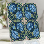 Carreau Arts et artisanat Blue Chrysanthemum<br><div class="desc">Améliorez votre espace avec ce magnifique tuile d'inspiration Arts et Artisanat avec des chrysanthèmes bleus luxuriants entourés de vignes vertes complexes et des accents d'ivoire doux sur un profond arrière - plan indigo. Les motifs floraux symétriques dégagent une élégance intemporelle, ce qui en fait un endroit idéal pour l'utilisation comme...</div>