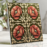 Carreau Arts et artisanat Pavot rouge et vert olive<br><div class="desc">Célébrez la beauté du mouvement Arts and Crafts avec ce design de tuiles étonnant avec des coquelicots rouges audacieux encadrés par des défilés en ivoire et vert olive. Les éléments floraux détaillés et la disposition symétrique créent une esthétique intemporelle et sophistiquée, parfaite pour ajouter du caractère aux cuisines, aux salles...</div>