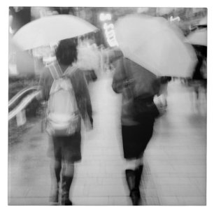Carreau Asie, Japon, Tokyo. Jeunes femmes et parapluies.