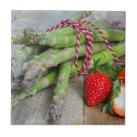 Asperges vertes aux fraises en bois