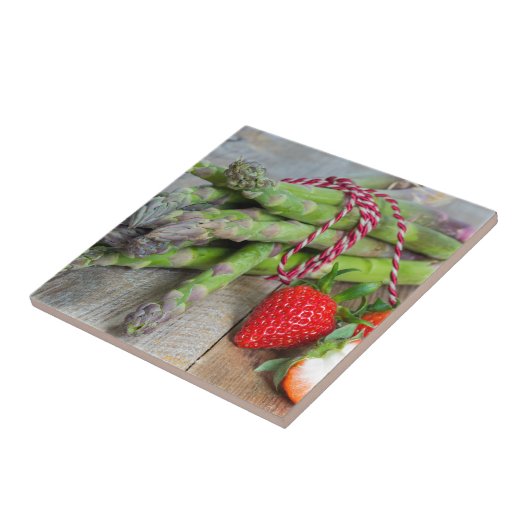 Carreau Asperges vertes aux fraises en bois (Côté)