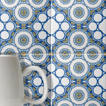 Carreau Azulejos marocain géométrique bleu et blanc<br><div class="desc">Ce carrelage en céramique présente un mélange harmonieux d'éléments géométriques et floraux. Le carrelage est orné d'une série de cercles concentriques, chaque couche se vantant d'un motif et d'une ombre différents, créant un effet visuel fascinant. La couche la plus externe est caractérisée par des contours bleus gras qui forment des...</div>