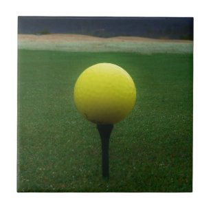 Carreau Bal de golf jaune sur un terrain de golf de montag