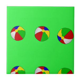 Carreau Ballon de plage multicolore sur le vert