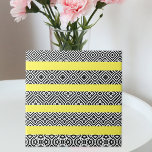 Carreau Bande d'art noir et blanc sur bande jaune<br><div class="desc">Design de tuiles décoratives tendance et unique,  avec des rayures horizontales à motif noir et blanc sur un arrière - plan jaune entièrement personnalisable.</div>