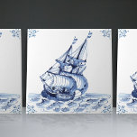 Carreau Bateau à voile Delft Blue Dutch Style Frigate Scho<br><div class="desc">Cette belle carreaux de céramique peinte à la main de 1762 est un ensemble de 17 carreaux de navire différents et présente une goélette classique dans le style traditionnel hollandais Delft Blue. Les carreaux en céramique Delft ont une longue et riche histoire datant du XVIe siècle, lorsqu'ils ont été produits...</div>