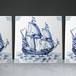 Carreau Bateau à voile Delft Blue Dutch Style Frigate Scho<br><div class="desc">Cette belle carreaux de céramique peinte à la main de 1762 est un ensemble de 17 carreaux de navire différents et présente une goélette classique dans le style traditionnel hollandais Delft Blue. Les carreaux en céramique Delft ont une longue et riche histoire datant du XVIe siècle, lorsqu'ils ont été produits...</div>