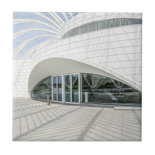 Carreau Bâtiment blanc futuriste moderne (Devant)