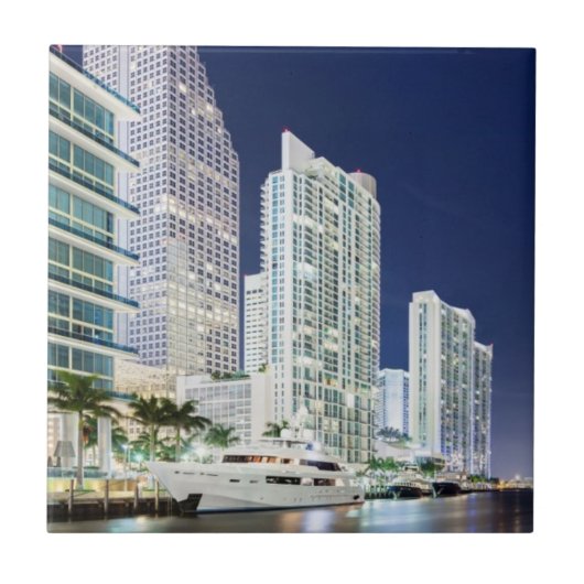 Carreau Bâtiments le long de la rivière Riverwalk de Miami (Devant)