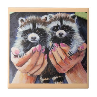 Carreau Bébés Raccoon dans les mains