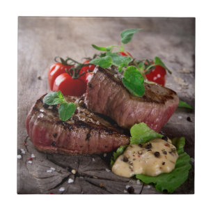 Carreau Biftecks grillés de BBQ avec les herbes et les