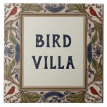 Carreau Bird Custom Nom de la maison Panneau Plaque Plaque<br><div class="desc">"plaque de nom de maison personnalisée", "plaque de nom de maison personnalisée", "signe texte customisé personnel", "carreaux de céramique de casa d'oiseau fleuri", "fleurs d'oiseaux fleuris", "vert d'olive botanique vintage", "bleu et blanc traditionnel", "nom de famille dernier", "signalisation de maison britannique classique", "villa de campagne antique décorative"</div>