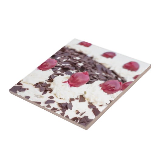 Carreau Black Forest cake en détail with white background (Côté)
