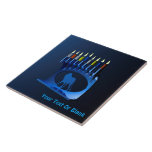 Carreau Bleu brillant Chanukkah Menorah<br><div class="desc">Une menorah moderne,  métallique,  bleue de Chanukkah,  avec un lion en silhouette,  contre un arrière - plan sombre et nocturne. Les neuf bougies sont allumées. Ajoutez votre propre texte.</div>