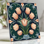Carreau Bouquet Tulip sur Deep Green<br><div class="desc">Apportez un charme vintage à votre espace avec ce carrelage d'inspiration Arts et Artisanat avec un bouquet de tulipe dans les tons pêche doux contre un arrière - plan vert profond. Des détails de défilement délicats et un design symétrique évoquent une élégance intemporelle, ce qui en fait un endroit parfait...</div>