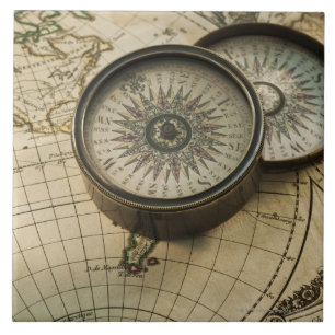 Carreau Boussole antique sur la carte