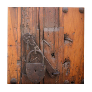 Carreau Cadenas sur une porte en bois