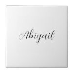 Carreau Calligraphie Elégant Noir Blanc Plaine Nom simple<br><div class="desc">Vous recherchez une belle calligraphie avec une écriture esthétique ? Ce design simple et attrayant est fait pour vous. Ce produit impressionne immédiatement ceux qui le voient. Le design raffiné et de bon goût reflétera immédiatement la qualité de votre relation et de votre famille.</div>