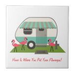 Carreau Camper Rétro Avec Flamants roses<br><div class="desc">Un carrelage illustrant un camper rétro avec des flamants roses dans la cour.  Le texte dit : "La maison est là où vous mettez vos Flamants roses !"</div>