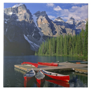 Carreau Canada, Alberta, lac Moraine. Des canoës rouges at