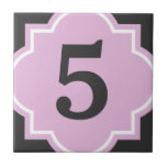 Carreau Carrelage de numéro de maison rose Quatrefoil<br><div class="desc">Quatrefoil rose accueil rue adresse numéro de maison carreaux muraux numérotés personnalisés avec élégante typographie chic.  Idée cadeau mignonne pour la nouvelle maison et la fête du réchauffement de la maison. Texte personnalisable et couleurs arrière - plans. Décor élégant du mur de la maison.</div>