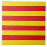 Carreau Carrelage Drapeau Catalogne<br><div class="desc">Célébrez l'esprit intemporel de la Catalogne avec ce magnifique carrelage en céramique arborant le vibrant drapeau de la Catalogne ! Emblazée par les rayures rouges et jaunes audacieuses du Senyera, cette mosaïque patriotique capture magnifiquement l'essence de la fierté et de l'identité catalanes. Qu'il s'agisse d'un décor mural, d'une mosaïque, d'un...</div>