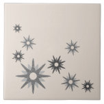 Carreau Carrelage en céramique argent Starburst moderne du<br><div class="desc">Design d'inspiration moderne du milieu du siècle avec des étoiles rétro vintages dans des tons gris argenté sur un arrière - plan léger. Design moderne simple et propre.</div>