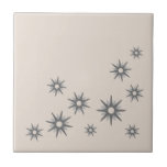Carreau Carrelage en céramique de Starbursts en argent du<br><div class="desc">Design moderne du milieu du siècle, avec des étoiles d'argent rétro vintages, dans un design organique sur un arrière - plan clair de couleur osseuse. Design moderne simple et propre.</div>