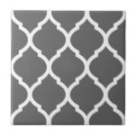 Carreau Carrelage en céramique gris marocain<br><div class="desc">Le chic carrelage en céramique moderne dispose d'un motif en treillis de quatrefoil marocain extensible. Cliquez sur Customiser pour ajouter votre propre texte ou vos propres images pour créer un design unique d'un genre.</div>