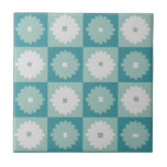 Carreau Carrelage en céramique moderne Fleurs géométriques<br><div class="desc">Ce Carrelage en céramique moderne Fleurs géométriques modernes du milieu du siècle est une prise moderne de la botanique! Ce design d'aqua fantaisiste et de damier turquoise présente des fleurs mod alternées d'aqua et de gris de colombe sur chaque carré. Les fleurs grises de colombe ont des centres gris plus...</div>
