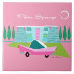 Carreau Carrelage en céramique Retro Rose Palm Springs<br><div class="desc">Entre l’arrière - plan rose, la maison moderne turquoise du milieu du siècle et la voiture classique des années 1950, ce design ne pouvait pas être plus Palm Springs s’il le disait dans les nuages. Oh, attendez, il le dit dans les nuages ! La pierre bleue et turquoise de la...</div>