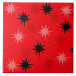 Carreau Carrelage en céramique Starburts Rouge atomique<br><div class="desc">Ce Carrelage en céramique Starbursts Rouge atomique a tout le plaisir moderne du milieu du siècle de la cuisine de votre grand-mère, moins le linoléum collant. Le design kitschy est composé d'un arrière - plan rouge avec des pointes d'or et des starbursts placés aléatoirement en noir, et de tons rouge...</div>