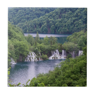 Carreau Cascade cascade avec forêt verte en Croatie
