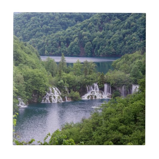 Carreau Cascade cascade avec forêt verte en Croatie (Devant)