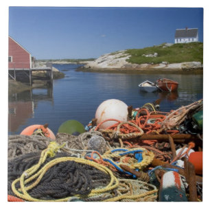 Carreau Casiers à homards, bouées et cordes sur le quai à