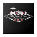 Carreau Ce qui se produit aux séjours de Bunco à<br><div class="desc">L'amusement et la conception vintage colorée de l'industrie graphique de style ont inspiré par des joueurs de Bunco. Ce qui se produit aux séjours de Bunco aux caractéristiques de Bunco une conception d'enseigne au néon de style de Vegas qui inclut les matrices rouges de Bunco de remorquage. Les produits de...</div>