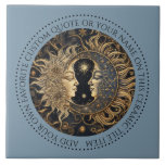 Carreau Celestial Sun Moon Stars Midnight Sky Personnalisé<br><div class="desc">Un élégant carreau de lune de soleil éthérée qui peut être customisé avec votre propre citation préférée ou votre nom. Vous pouvez les utiliser pour des décors à la maison, comme dessous de verre ou comme carrelage décoratif. Arrière - plan bleu. Vous pouvez ajouter votre devis préféré ou votre nom....</div>
