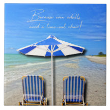 Chaise de détente pour adultes sur la plage de l'î