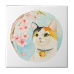 Carreau Chat et fleurs de calicot japonais<br><div class="desc">C'est une illustration d'aquarelle d'un chat de calicot regardant et appréciant les fleurs de cerisier. "Hanami" est une tradition japonaise où les gens célèbrent et party sous les arbres de fleurs de cerisier quand ils sont en pleine floraison. Peint avec des peintures d'aquarelle de Holbein et de Winsor et de...</div>