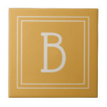 Carreau Chic Monogramme jaune or et blanc cassé initial<br><div class="desc">Monogramme personnalisé moderne & élégant ajouté à la décoration chic carreaux décoratifs de style simple en jaune doré et blanc cassé. Super idée cadeau ! Customisez facilement avec l'outil de design pour en faire votre propre ! Contactez-moi à l'adresse beachpausedesigns@gmail.com si vous avez besoin d'aide ou si vous avez des...</div>