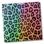 Carreau Chic Motif léopard coloré<br><div class="desc">Un imprimé de fourrure de léopard amusant et vibrant comme une certaine marque que nous avons tous aimée dans les années 90 et qui revient en popularité! La photo montre la texture qui lui donne l'air d'une fourrure molle ou d'un tissu. La couleur a de nombreuses nuances de l'arc-en-ciel contre...</div>