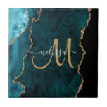 Carreau Chic Turquoise Gold Parties scintillant Agate Pers<br><div class="desc">Cet élégant carrelage décoratif personnalisé présente une agate turquoise chic accentuée de parties scintillant en faux or. Personnalisez votre monogramme initial en écriture manuscrite avec votre nom ci-dessus. Un cadeau féminin unique pour l'anniversaire,  les fêtes et toute occasion spéciale. Conçu pour vous par des Tee - shirts extrêmes !</div>