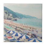 Carreau Cinque Terre Italie Plage amusante Pittoresque Voy<br><div class="desc">Une belle vue sur le paysage de la magnifique plage,  océan bleu,  et montagnes à Monterosso al Mare,  Cinque Terre,  Italie montrant aux familles profiter d'une journée ensoleillée amusante en mer. Photographie de voyage et de plage.</div>