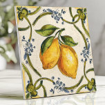Carreau Citrons siciliens peints à la main et vigne floral<br><div class="desc">Apportez un avant-goût de la Méditerranée à votre maison grâce à ce design peint à la main avec des citrons siciliens vibrants, des vignes vertes entrelacées et de délicats accents floraux bleus. Les tons jaunes et verts chauds, associés à un arrière - plan rustique, légèrement texturé, créent une esthétique élégante...</div>
